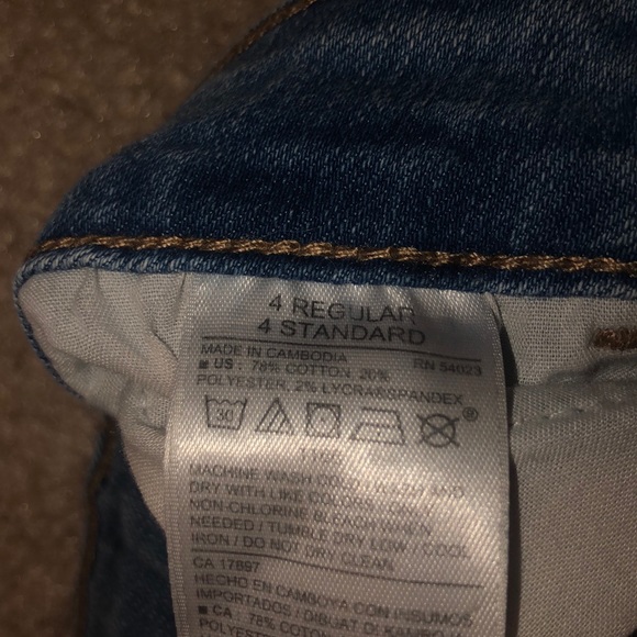 Old Navy Mid Rise Light Wash Jeans - Picture 4 of 5